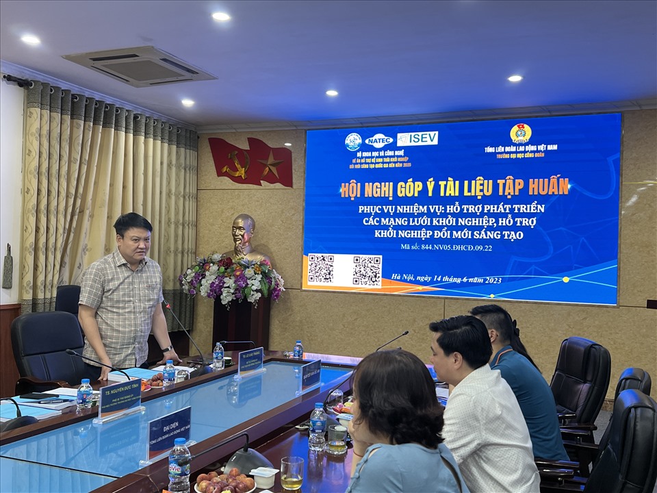 TS.Lê Cao Thắng - Uỷ viên Ban Chấp hành Tổng Liên đoàn Lao động Việt Nam, Chủ tịch Hội đồng Trường Đại học Công đoàn, Chủ nhiệm nhiệm vụ - phát biểu tại hội nghị. Ảnh: Kiều Vũ