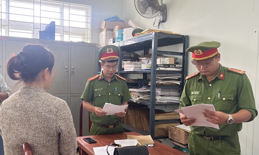 Nguyễn Thị Hồng Đào (SN 1990, huyện Đắk R’lấp) bị cơ quan chức năng đọc quyết định khởi tố, bắt tạm giam để điều tra. Ảnh: Phan Tuấn