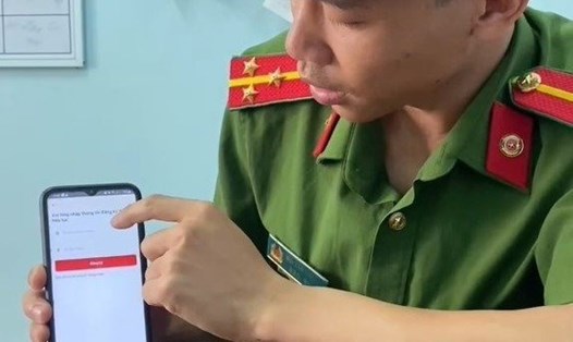 Cán bộ công an xã Vĩnh Đồng làm clip bằng tiếng dân tộc hướng dẫn người dân cài đặt định danh điện tử VNeID. Ảnh: Công an cung cấp