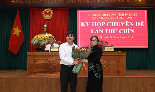 Bà Huỳnh Thị Chiến Hòa - Chủ tịch HĐND tỉnh Đắk Lắk tặng hoa chúc mừng ông Nguyễn Thiên Văn. Ảnh: B. Trung