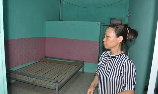 Bà Hoắc Thị Nguyệt bên trong một căn phòng trọ bỏ trống. Ảnh: Quế Chi