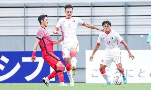 Tiền đạo Matt Orr (số 9) quyết tâm giúp tuyển Hong Kong (Trung Quốc) ghi bàn vào lưới tuyển Việt Nam. Ảnh: HKFA