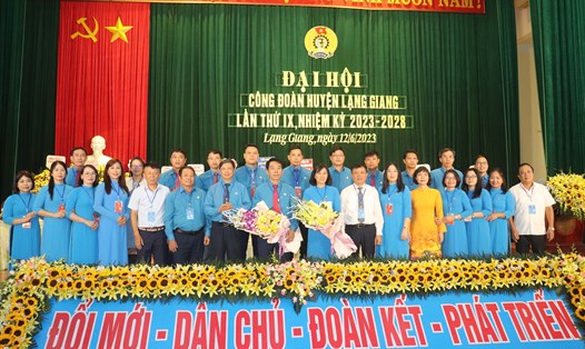 Các đồng chí lãnh đạo chúc mừng Ban Chấp hành Công đoàn huyện Lạng Giang lần thứ IX, nhiệm kỳ 2023-2028. Ảnh: LĐLĐ huyện Lạng Giang