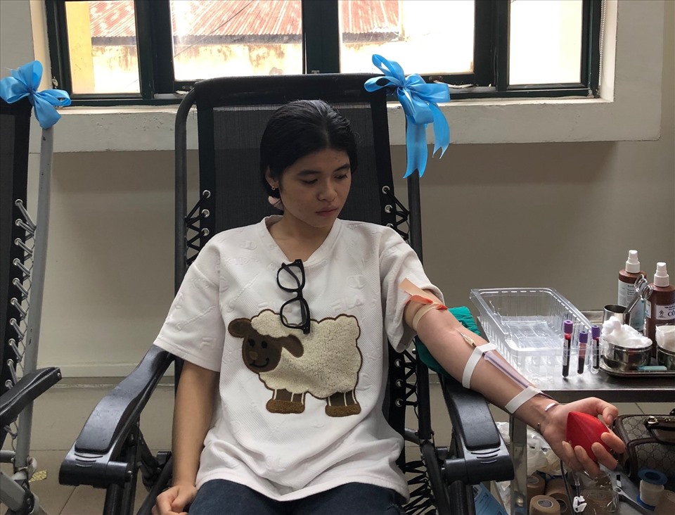 Cán bộ, giảng viên và sinh viên tham gia hiến máu tình nguyện