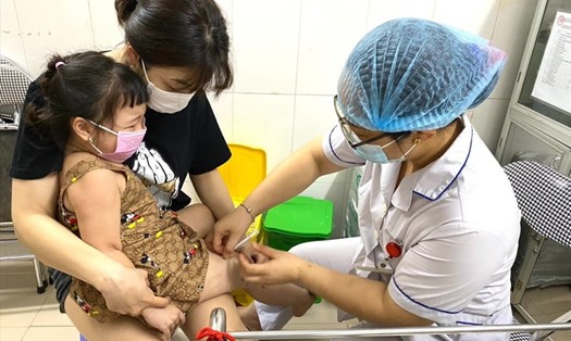 Tại Hà Nội, nhiều phụ huynh nghèo không thể đăng ký cho con tiêm vaccine miễn phí trong chương trình tiêm chủng mở rộng nên đành chọn đăng ký tiêm dịch vụ. Ảnh: Minh Ánh