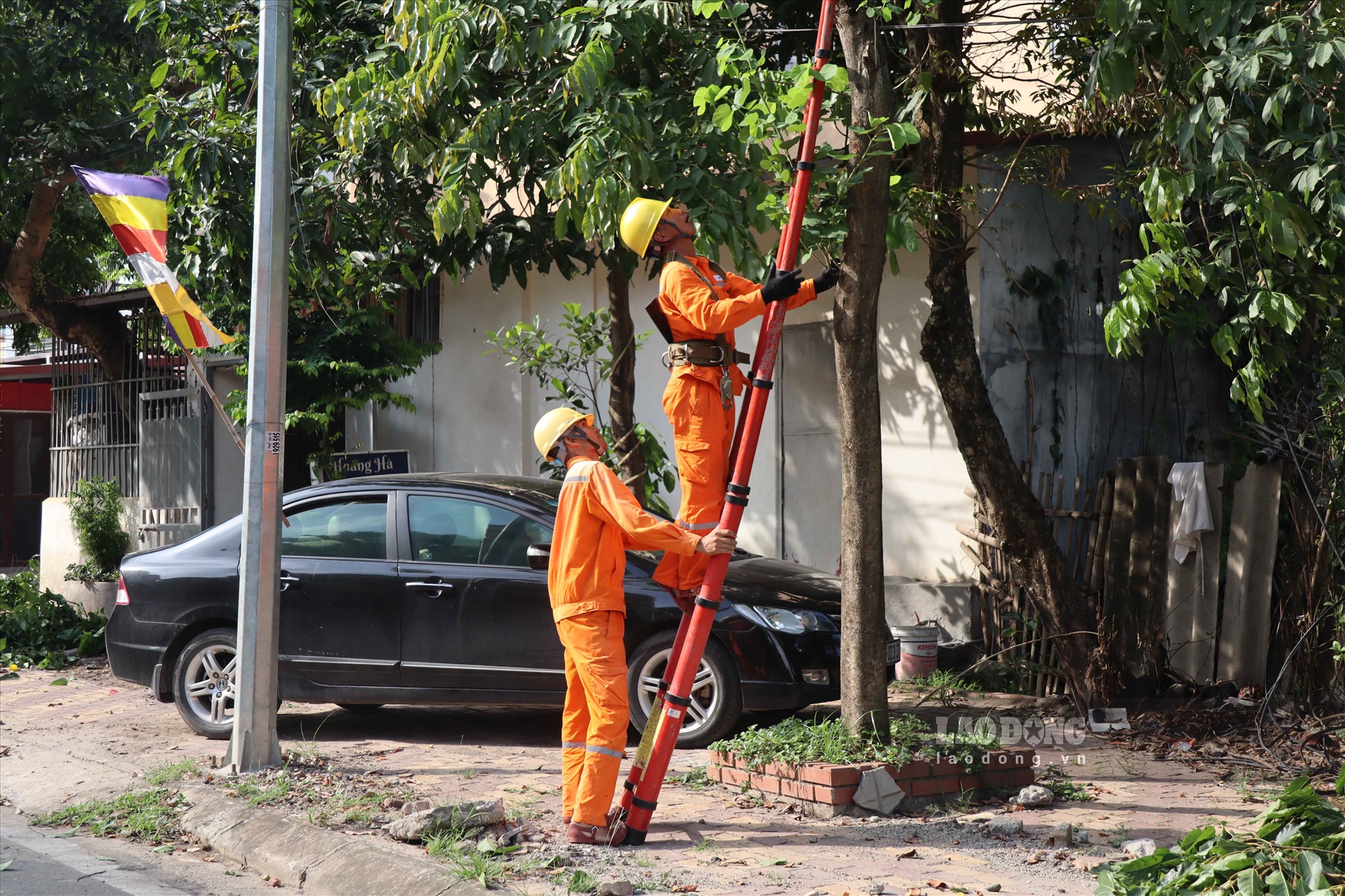 Theo chân công nhân ngành Điện trong những ngày nắng nóng