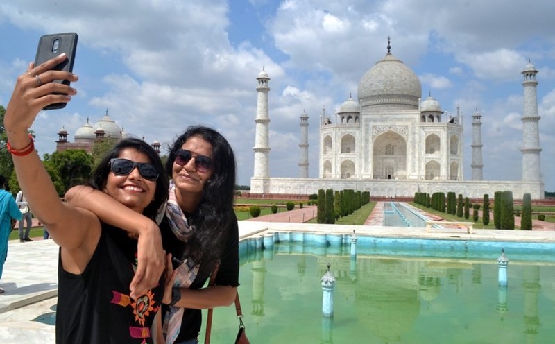 Du khách chụp ảnh tại Taj Mahal ở Agra, Ấn Độ. Ảnh: Xinhua