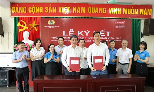 Lãnh đạo Công đoàn Công Thương Việt Nam và Công ty Cổ phần Xà phòng Hà Nội ký thoả thuận hợp tác nhằm đem lại nhiều phúc lợi cho đoàn viên. Ảnh: Nguyên Linh