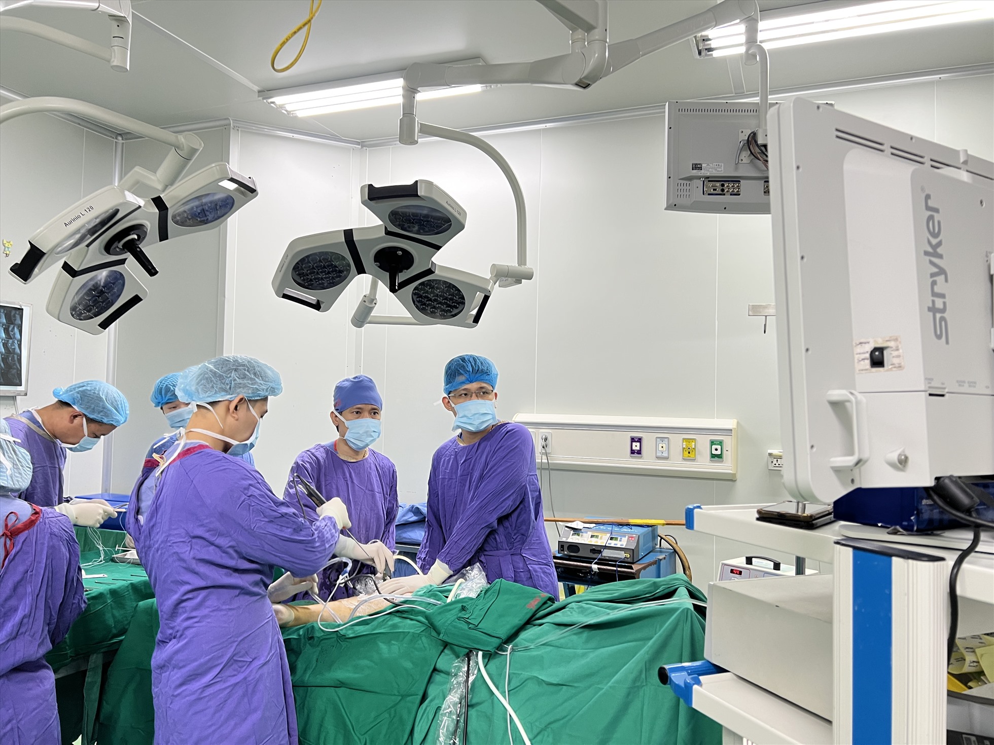 Bác sĩ phẫu thuật cho người bệnh. Ảnh: Bệnh viện cung cấp