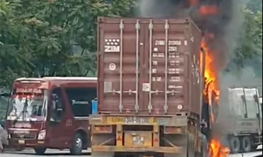 Hình ảnh đầu kéo container bốc cháy ngùn ngụt được người dân ghi lại. Ảnh: Người dân cung cấp.