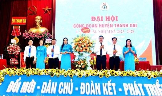 Lãnh đạo Liên đoàn Lao động thành phố Hà Nội chúc mừng Đại hội Công đoàn huyện Thanh Oai. Ảnh: Ngọc Ánh