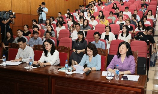 Lãnh đạo Bộ Y tế tham dự cuộc họp, chia sẻ thông tin về thời điểm dự kiến Việt Nam sẽ công bố hết dịch COVID-19. Ảnh: Bộ Y tế