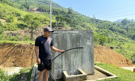 Bể chứa nước của công trình cấp nước sinh hoạt tập trung tại thôn Tre, xã Trà Tây, huyện Trà Bồng không có nước, khiến người dân nơi đây thiếu nước vào mùa khô. Ảnh: Ngọc Viên