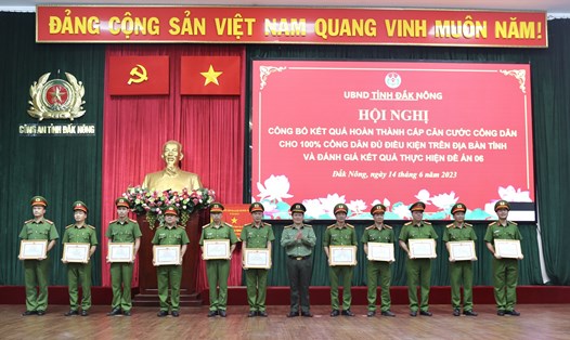 Đại tá Bùi Quang Thanh, Giám đốc Công an tỉnh Đắk Nông trao giấy khen cho các tập thể hoàn thành tốt nhiệm vụ cấp căn cước công dân. Ảnh: Minh Quỳnh