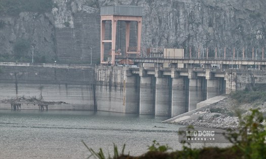 Mặc dù có mưa lớn nhưng lượng nước ở Thủy điện Hòa Bình vẫn đang ở mức thấp. Ảnh: Minh Nguyễn
