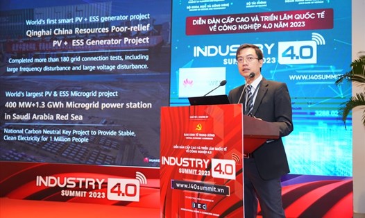 Ông Lê Nho Thông - Phó Giám Đốc Kinh doanh Công nghê Năng lượng số (Huawei Digital Power) trình bày chủ đề "Giải pháp công nghệ điện mặt trời tại Việt Nam". Ảnh: Khánh Linh