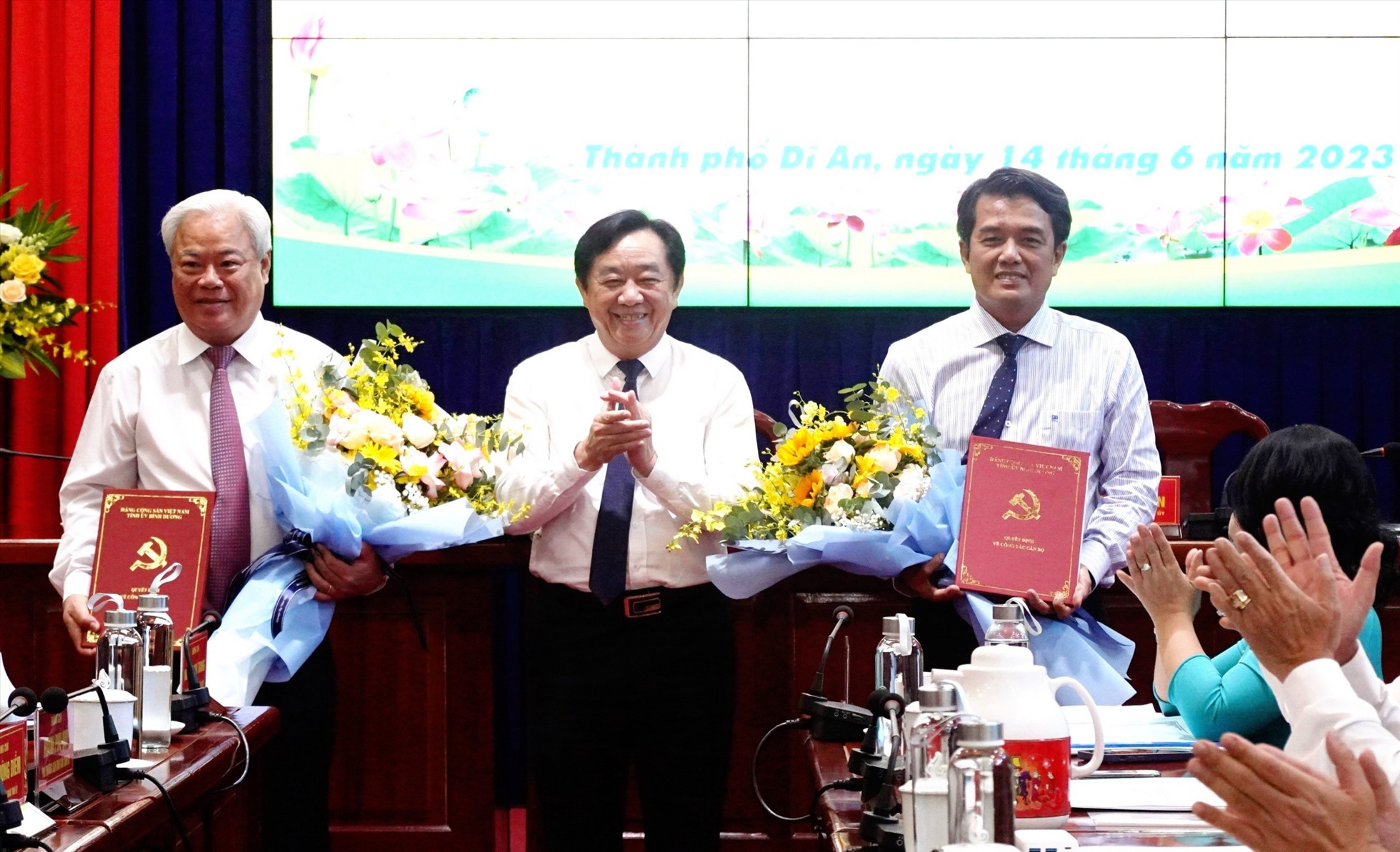 Ông Nguyễn Hoàng Thao - Phó Bí thư Thường trực Tỉnh ủy Bình Dương trao quyết định và tặng hoa chúc mừng ông Hồ Quang Điệp (bìa trái) và ông Bùi Thanh Nhân (bìa phải). Ảnh: Đỗ Trọng