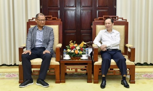 Phó Thống đốc Thường trực NHNN Đào Minh Tú (bên phải) tiếp Đoàn đại biểu Công đoàn ngành Tài chính Hàn Quốc. Ảnh: CĐNHVN