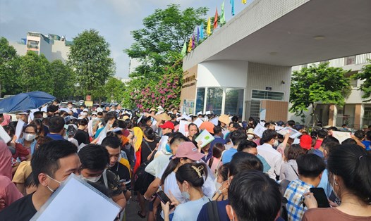 Phụ huynh chen lấn, xô đẩy để đăng kí cho con học Trường Tiểu học Vạn Bảo (Hà Đông, Hà Nội) sáng ngày 13.6. Ảnh: Vân Trang