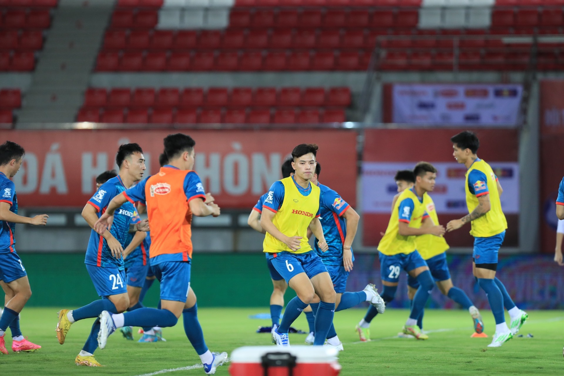 Dù là các ngôi sao đã thành danh hay nhân tố trẻ, tuyển Việt Nam từ thời điểm này phải "suy nghĩ lớn" cho mục tiêu World Cup. Ảnh: Minh Dân