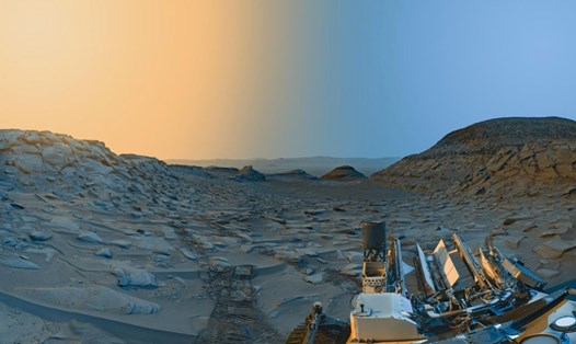 Toàn cảnh Thung lũng Marker Ban trên sao Hỏa buổi sáng (nửa phải) và buổi chiều (nửa trái) được tàu thám hiểm Curiosity chụp ngày 8.4.2023. Ảnh: NASA