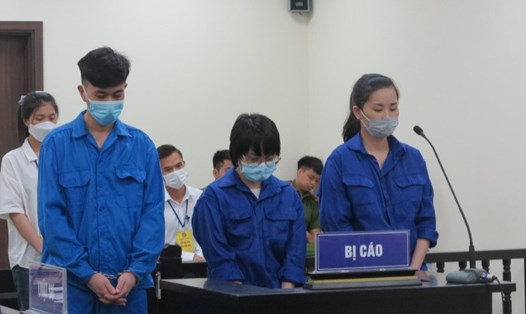 4 bị cáo trong vụ án mua bán trẻ sơ sinh tại phiên xử hôm 12.6. Ảnh: Quang Việt