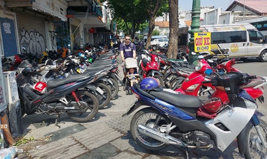 Vỉa hè đường Phan Chu Trinh - đối diện chợ Bến Thành (Quận 1) bị chiếm làm điểm giữ xe máy. Ảnh: Minh Quân