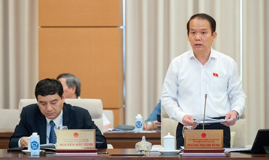 Chủ nhiệm Ủy ban Pháp luật của Quốc hội Hoàng Thanh Tùng báo cáo tại phiên họp. Ảnh: Quốc hội