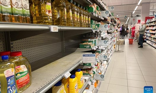 Kệ hàng của một siêu thị ở Brussels, Bỉ, ngày 1.4.2022. Ảnh: Xinhua