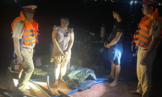 Lực lượng CSGT Quảng Bình phát hiện Phạm Thị Thuỷ đang có hành vi điều khiển thuyền sắt khai thác cát lòng sông trái phép. Ảnh: Công an Quảng Bình