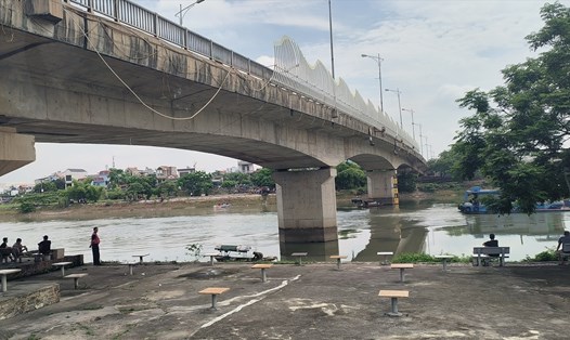 Người dân đứng hai bên cầu Bo theo dõi Đội cứu hộ cứu nạn 116 Thái Bình tìm kiếm nạn nhân đuối nước. Ảnh: Trung Du