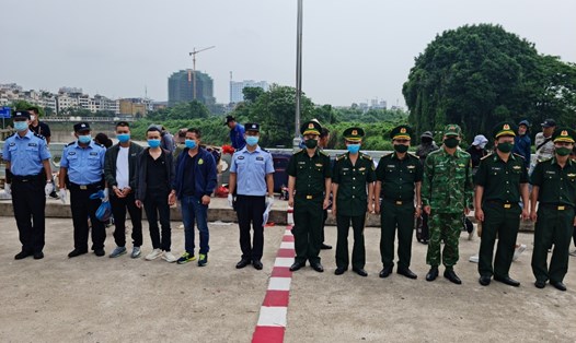 Tại vạch phân quản cầu Bắc Luân 1, lực lượng Biên phòng Quảng Ninh tổ chức trao trả 3 công dân Trung Quốc nhập cảnh trái phép. Ảnh: Đồn Biên phòng Trà Cổ