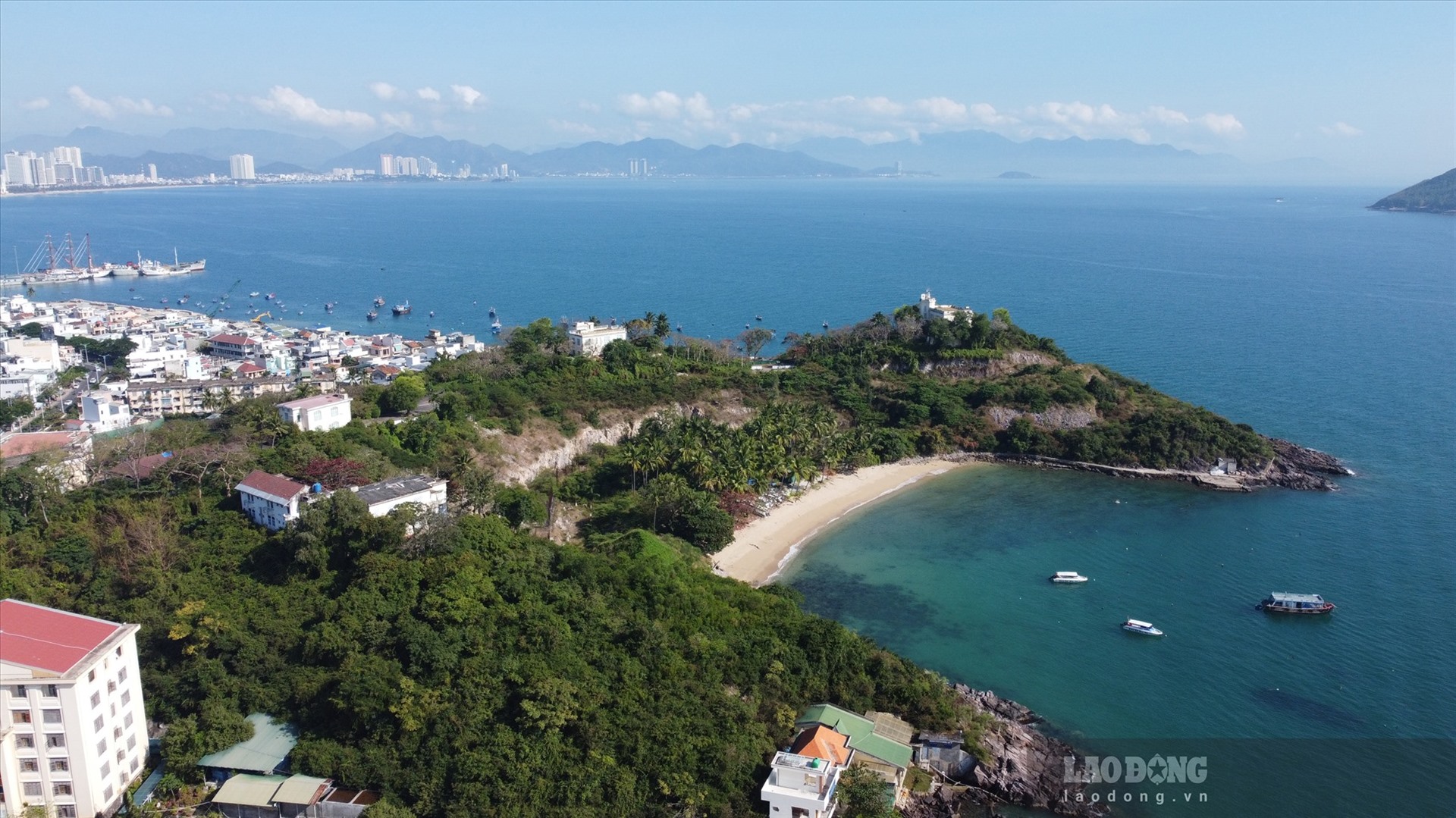 Chủ đầu tư trả 5 biệt thự cổ nhưng không trả đất nên người dân không thể ra vào di tích. Ảnh: Hữu Long