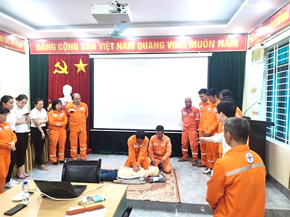 Công ty Dịch vụ Điện lực miền Bắc tổ chức tập huấn kiến thức, kỹ năng an toàn vệ  sinh lao động cho công nhân lao động. Ảnh: Công  đoàn  Điện  lực  VN