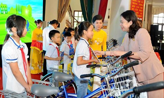 Phó Chủ tịch nước Võ Thị Ánh Xuân tặng xe đạp cho các em học sinh có hoàn cảnh khó khăn ở huyện Thanh Hà. Ảnh: Cổng TTĐT tỉnh Hải Dương