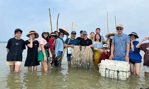 Du khách hào hứng tham gia tour "một ngày làm ngư dân" ở Quan Lạn. Ảnh: Nguyễn Hùng