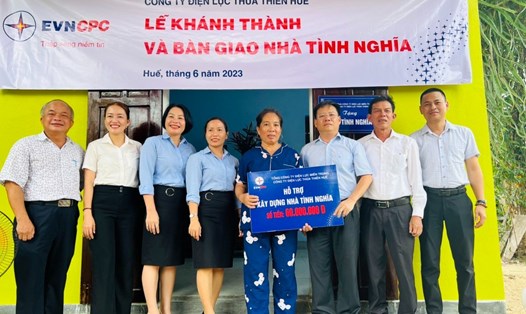 Đại diện PC Thừa Thiên Huế trao tặng hỗ trợ kinh phí nhà tình nghĩa cho các gia đình có hoàn cảnh khó khăn. Ảnh: PC Thừa Thiên Huế.