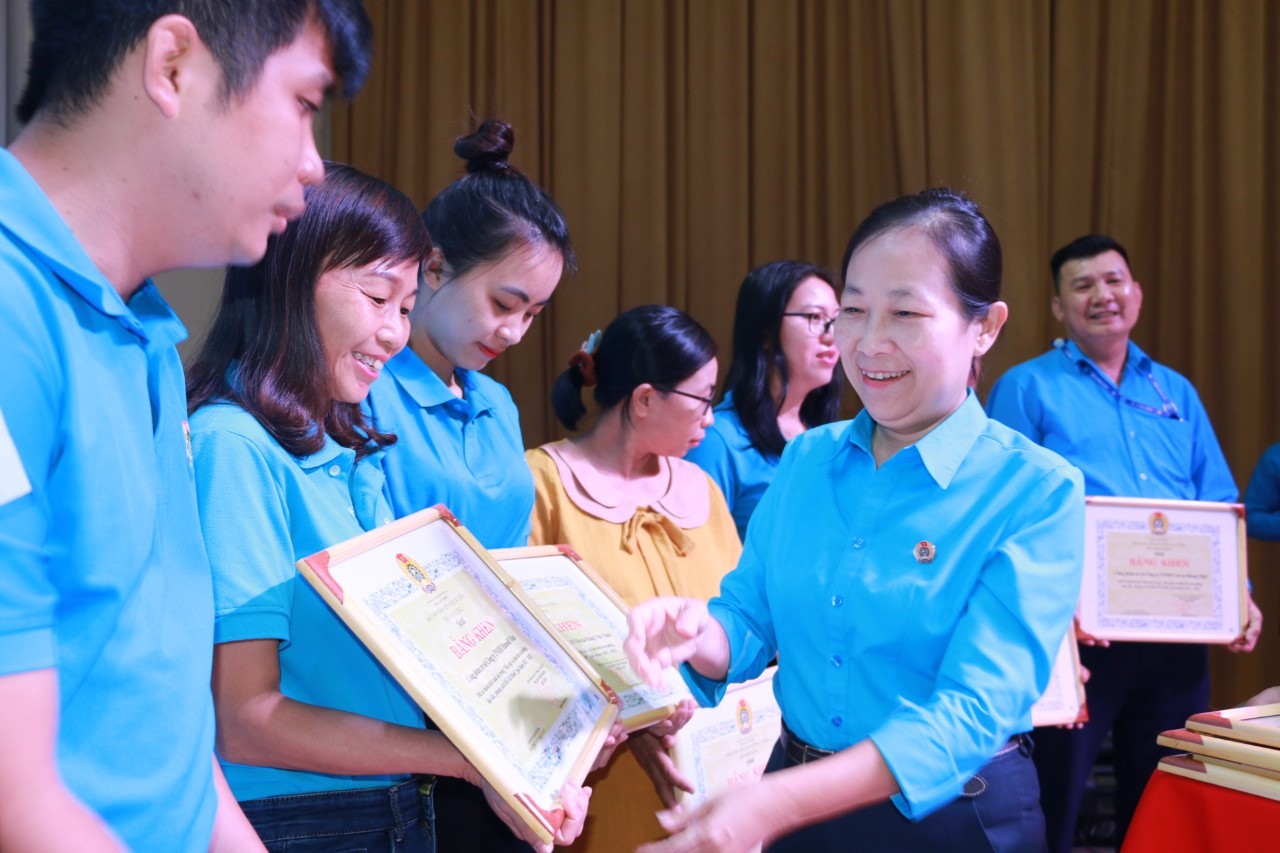 Trao khen thưởng trong chương trình tổng kết Tháng công nhân 2023 ở Bình Dương. Ảnh: Hoàng Trung