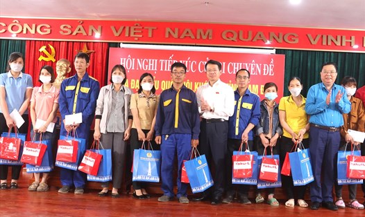 Lãnh đạo và LĐLĐ tỉnh Nam Định tặng quà cho đoàn viên, người lao động nhân dịp Tháng Công nhân 2023. Ảnh: Công đoàn Nam Định
