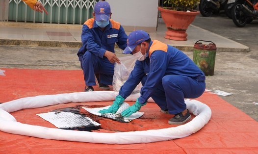 Người lao động Công ty Xăng dầu khu vực V - TNHH MTV tại Đà Nẵng tham gia tập huấn ứng phó với sự cố tràn dầu. Ảnh: Xuân Hậu