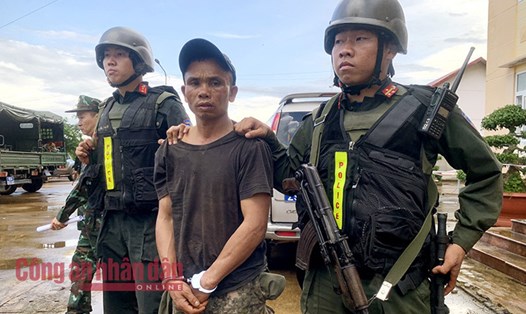 Công an bắt giữ một trong các nghi phạm tham gia vụ tấn công 2 trụ sở UBND xã tại Đắk Lắk. Ảnh: Báo Công An Nhân Dân