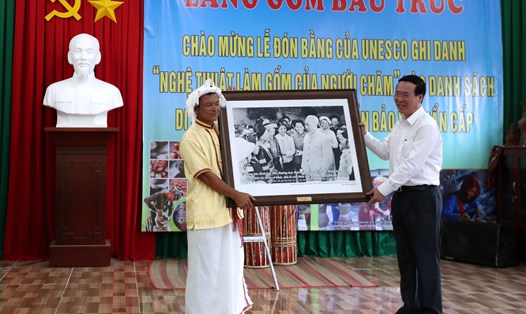 Chủ tịch nước Võ Văn Thưởng tặng quà cho làng Di sản Bàu Trúc. Ảnh: Hữu Long