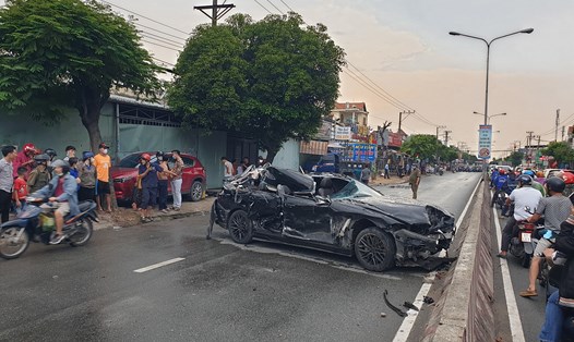Hiện trường vụ ôtô tông hàng loạt xe máy ở phường Bình Hòa, thành phố Thuận An. Ảnh: Đình Trọng