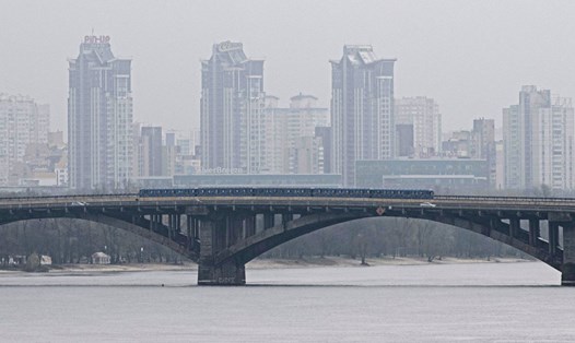 Một đoàn tàu điện ngầm chạy trên cầu bắc qua sông Dnepr ở Kiev, Ukraina, ngày 11.11.2022. Ảnh: AP