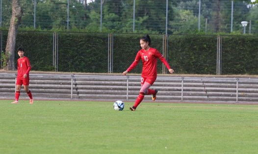 Trung vệ Chương Thị Kiều trong trận đấu tuyển nữ Việt Nam gặp câu lạc bộ Schott Mainz (Đức). Ảnh: VFF