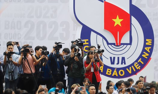 Các phóng viên tác nghiệp tại Hội Báo toàn quốc 2023. Ảnh: Nam Nguyễn
