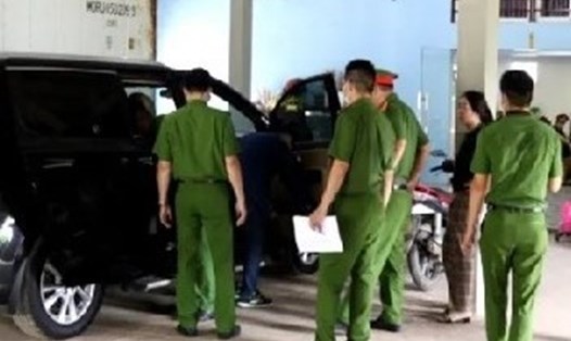Lực lượng công an khám xét chỗ ở, chỗ làm việc của các đối tượng trong vụ án liên quan đến Phan Sinh Thành khi xảy ra vụ việc. Ảnh: Công an Quảng Bình