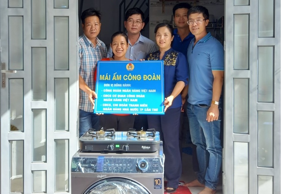 Trao hỗ trợ Mái ấm Công đoàn cho chị Phan Thị Hồng Nguyệt. Ảnh: CĐCS