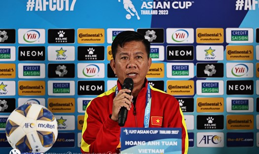 Huấn luyện viên Hoàng Anh Tuấn phát biểu tại buổi họp báo bảng D vòng chung kết U17 châu Á 2023. Ảnh: VFF