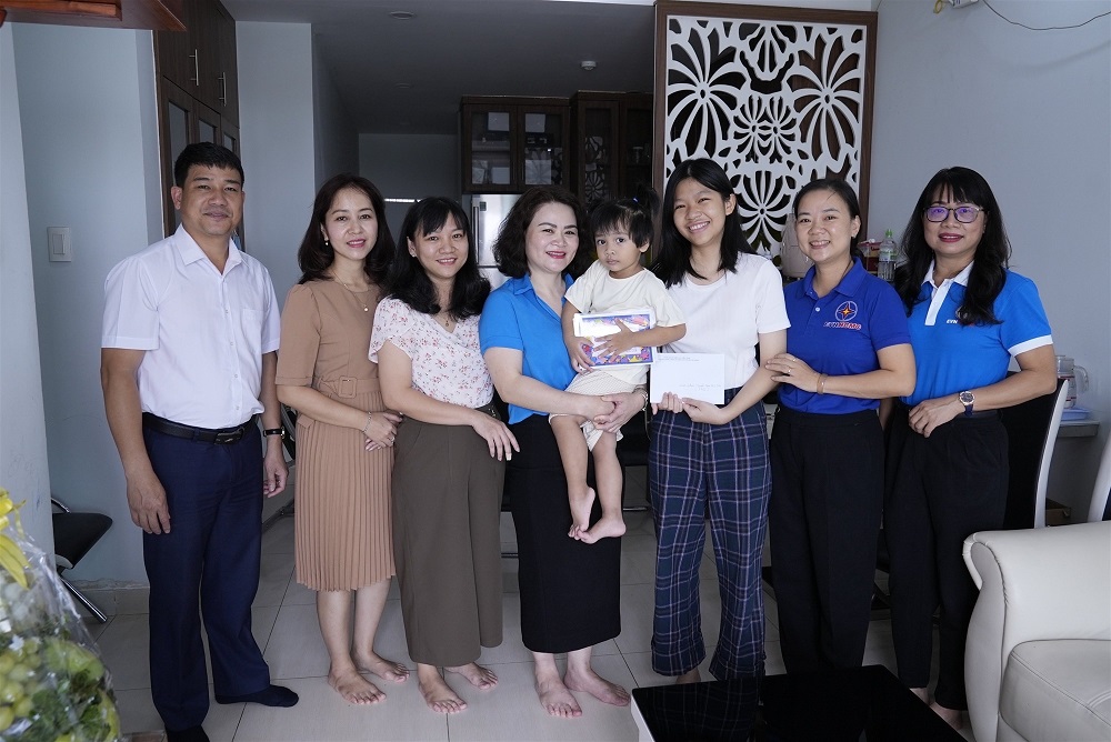 Lãnh đạo Công đoàn Điện lực Việt Nam tặng quà con đoàn viên. Ảnh: Trần Thuỷ